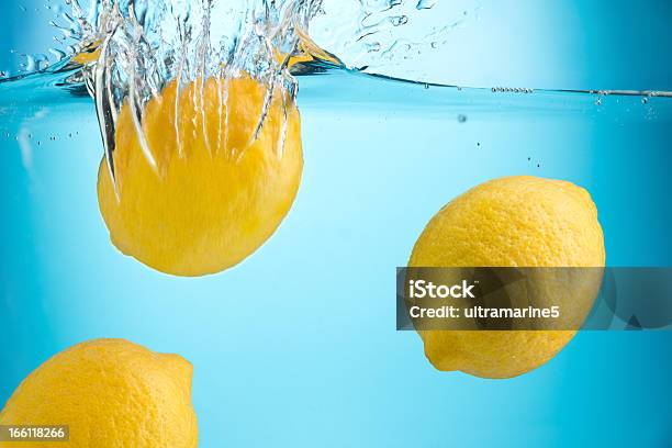 Lemons В Чистой Воде — стоковые фотографии и другие картинки Без людей - Без людей, Вегетарианское питание, Витамин