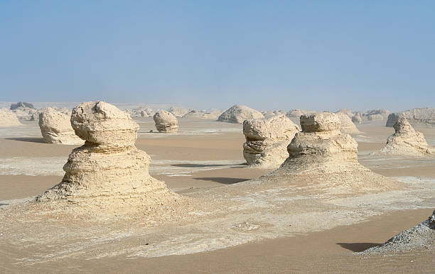 farafra en egipto - white desert fotografías e imágenes de stock