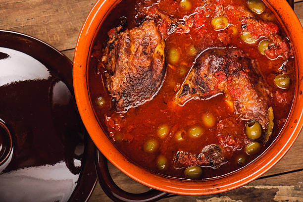 Nahaufnahme von Eintopf mit Hühnchen-Oliv – Foto