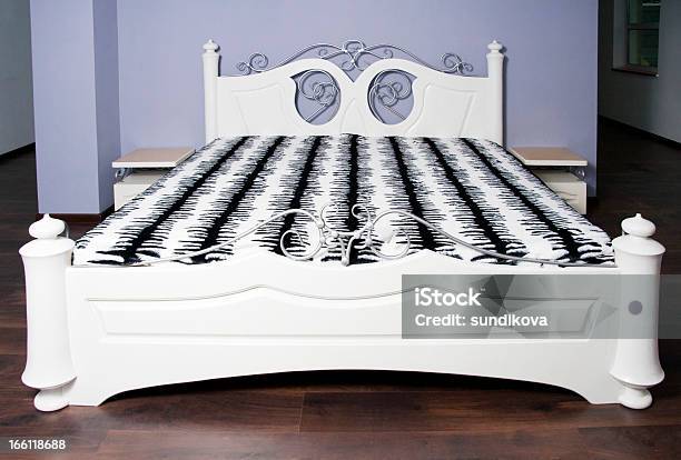 Weiße Bett In Moderner Stil Stockfoto und mehr Bilder von Behaglich - Behaglich, Bett, Bettbezug