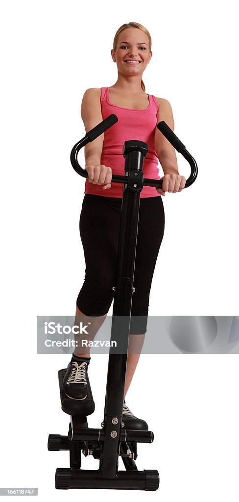 Biondo donna esercizio su un passo-passo - Foto stock royalty-free di Adulto