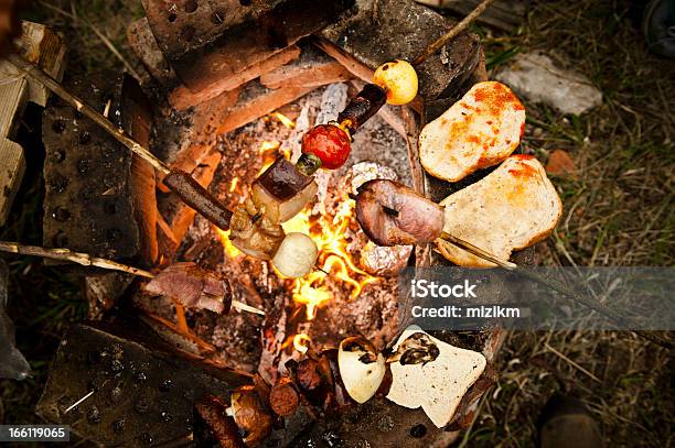 Spiedino Arrosto Con Pasti E Verdura - Fotografie stock e altre immagini di Alimentazione sana - Alimentazione sana, Ambientazione esterna, Arrosto - Cibo cotto