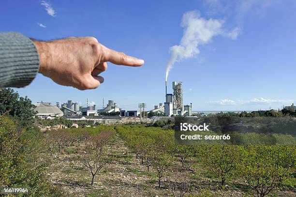 Photo libre de droit de Arbres Fruitiers Et Usine banque d'images et plus d'images libres de droit de Agriculture - Agriculture, Arbre fruitier, Bâtiment industriel