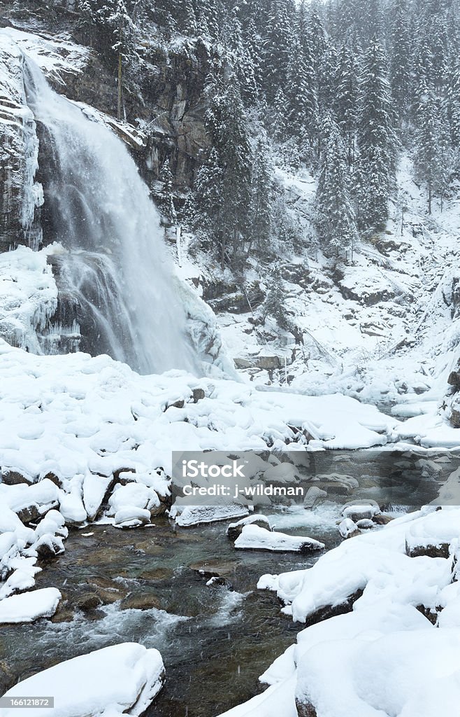 Alpy Wodospad Zima widok - Zbiór zdjęć royalty-free (Wodospad)