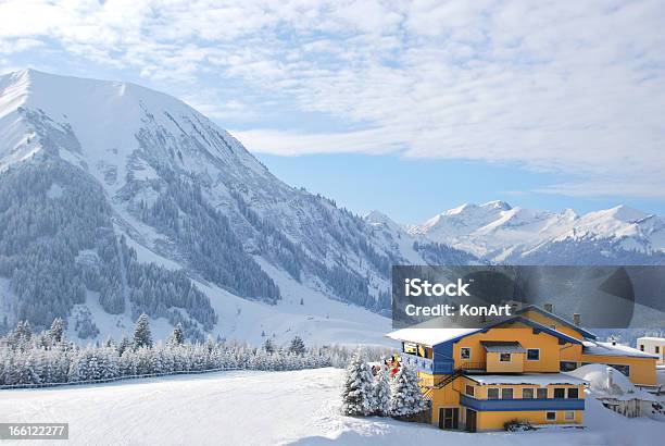 Winter Sporthütte Im Schnee Bedeckt Stockfoto und mehr Bilder von Alpen - Alpen, Baum, Bauwerk