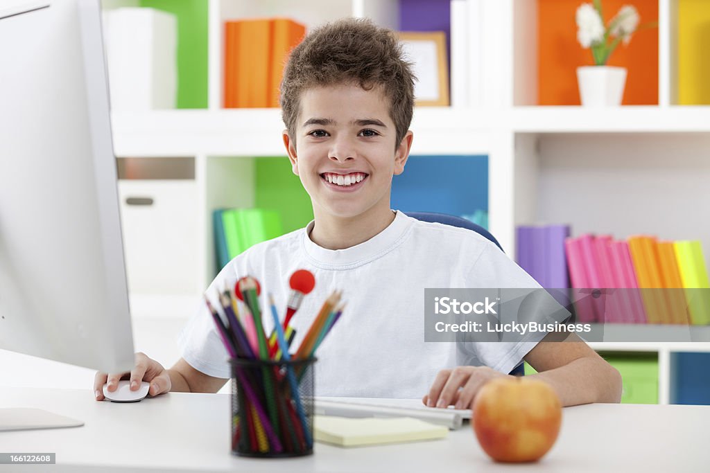 Mignon petit garçon à l'aide d'ordinateur et souriant - Photo de Apprentissage libre de droits