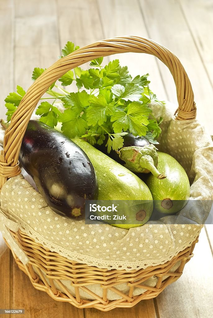 Korb mit frischem Gemüse - Lizenzfrei Aubergine Stock-Foto