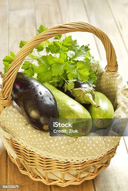 Korb Mit Frischem Gemüse Stockfoto und mehr Bilder von Aubergine - Aubergine, Blatt - Pflanzenbestandteile, Dunkel