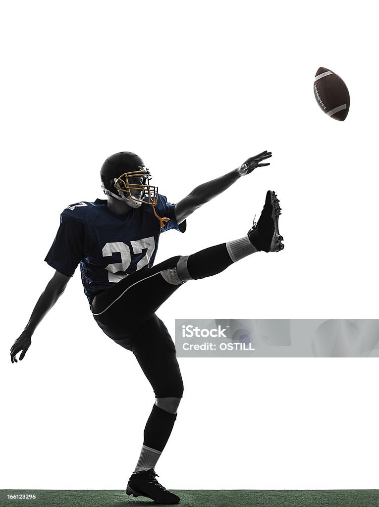 Homme Joueur de football américain-kicker silhouette de frappe - Photo de Donner un coup de pied libre de droits