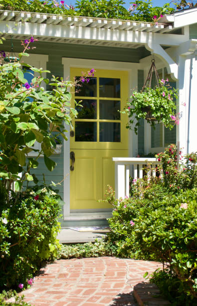 istock Beach cottage with footpath leading to the front porch 1661236634