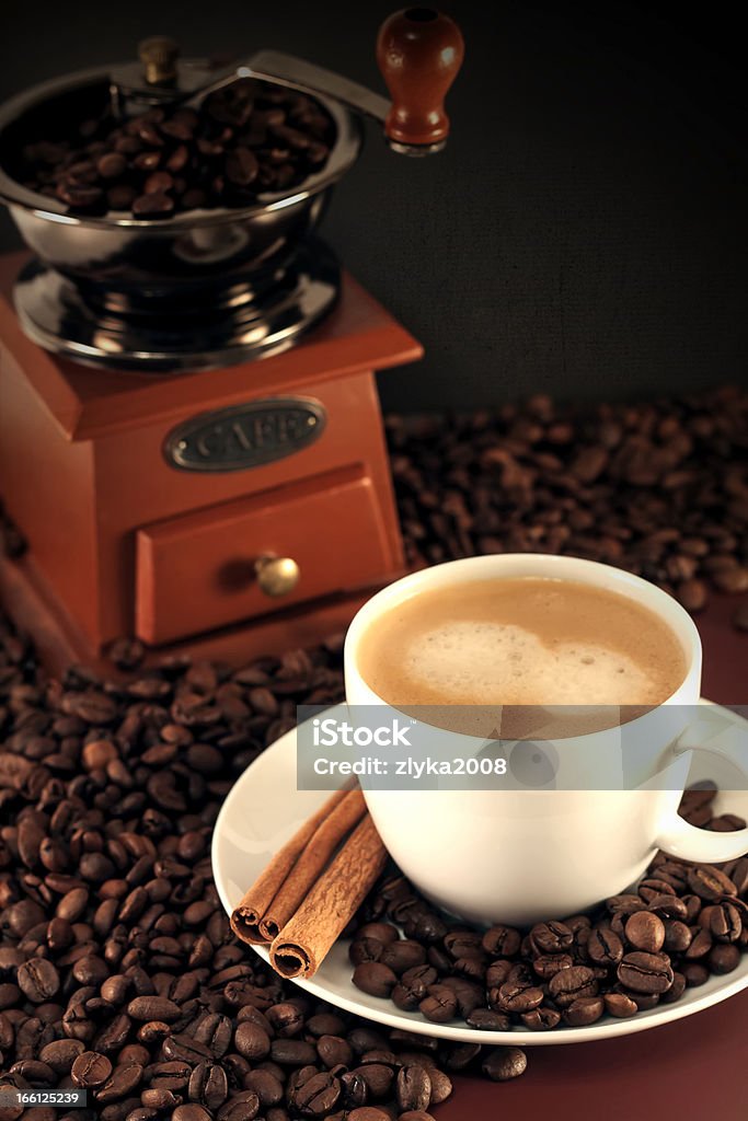 Xícara de café e moedor de grãos - Foto de stock de Bebida royalty-free