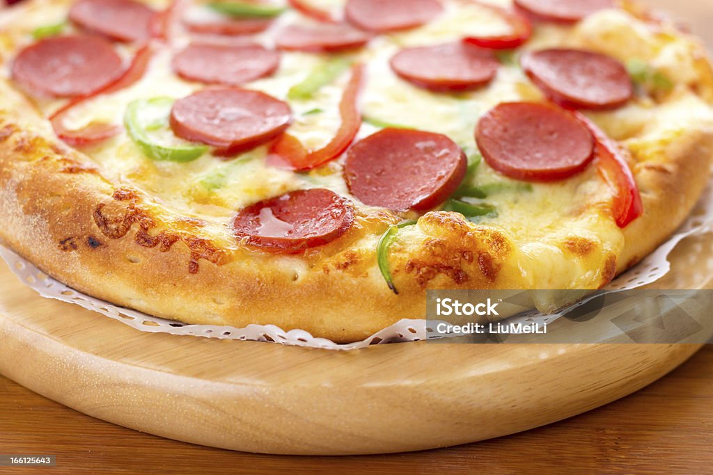 pizza alla salsiccia - Foto stock royalty-free di Basilico