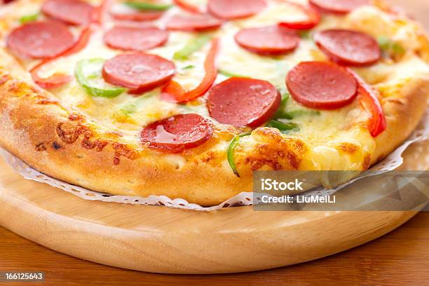 Foto de Pizza De Linguiça e mais fotos de stock de Almoço - Almoço, Assado no Forno, Brunch