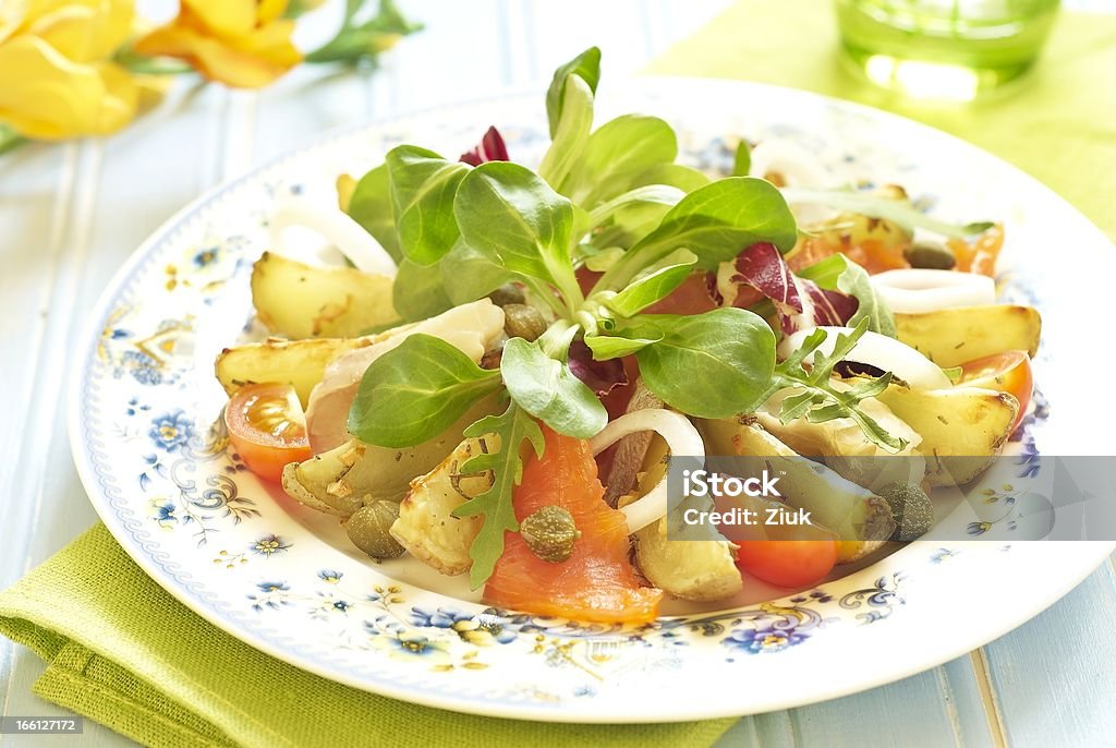 Картофельный салат с копченым лососем и морской окунь - Стоковые фото Без людей роялти-фри