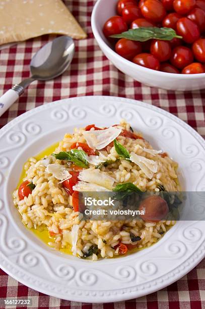 Risotto Z Pomidorów I Bazylia - zdjęcia stockowe i więcej obrazów Bazylia - Bazylia, Biały, Czerwony