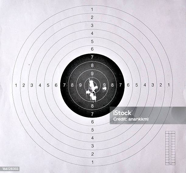 Orificios En Un Objetivo De Rodaje Foto de stock y más banco de imágenes de Competición - Competición, Deporte, Deportes de tiro