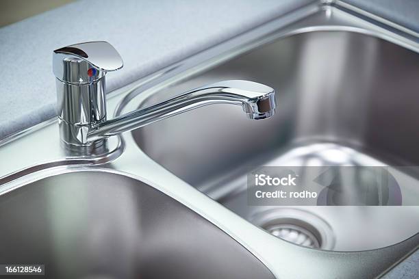 Pulire Chrome Tocca E Lavabo - Fotografie stock e altre immagini di Lavandino - Lavandino, Lavello, Rubinetto