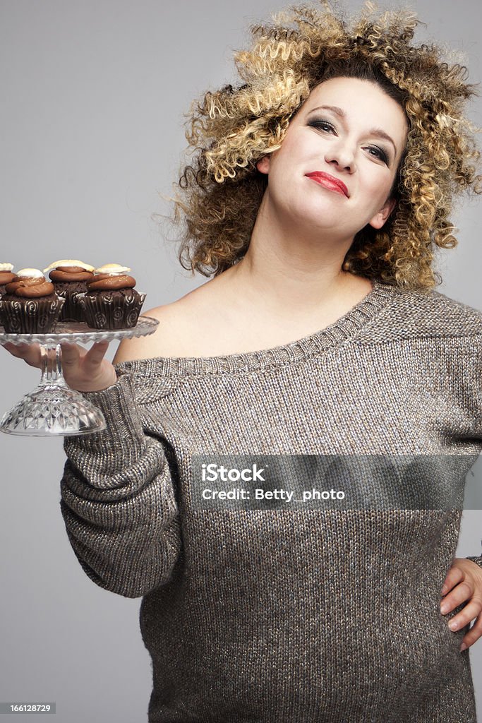 Donna con muffin - Foto stock royalty-free di 30-34 anni