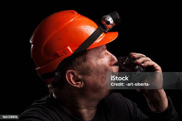 Foto de Mineiro De Carvão e mais fotos de stock de Beijar - Beijar, Carvão, Pessoas