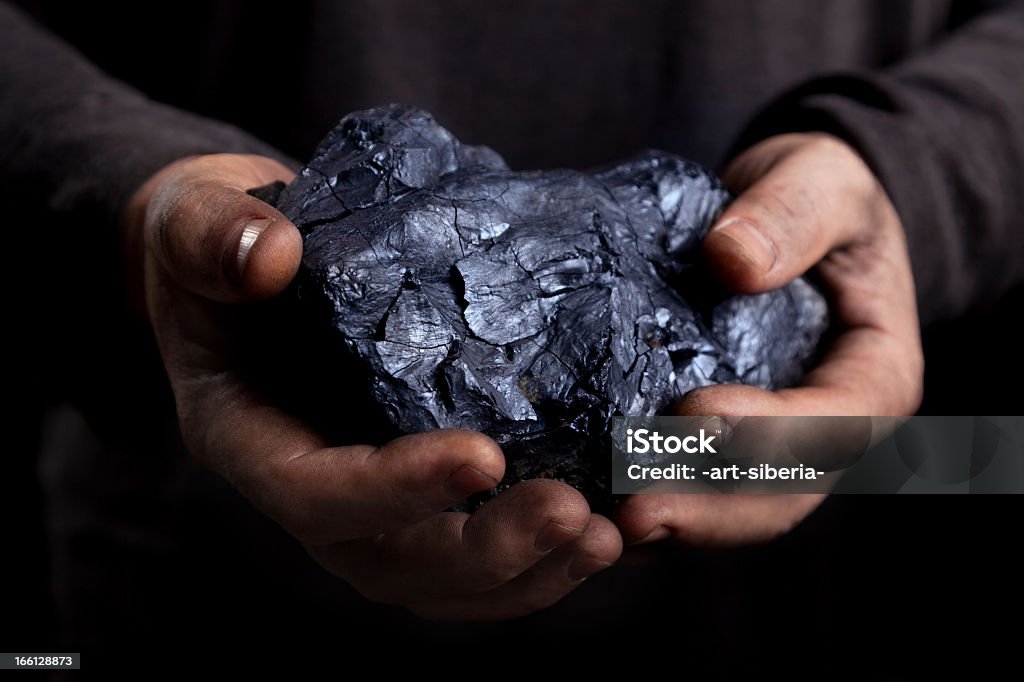 Piezas de carbón en sucio mano - Foto de stock de Minero libre de derechos