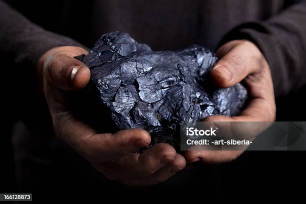 Piezas De Carbón En Sucio Mano Foto de stock y más banco de imágenes de Minero - Minero, Carbón, Mineral