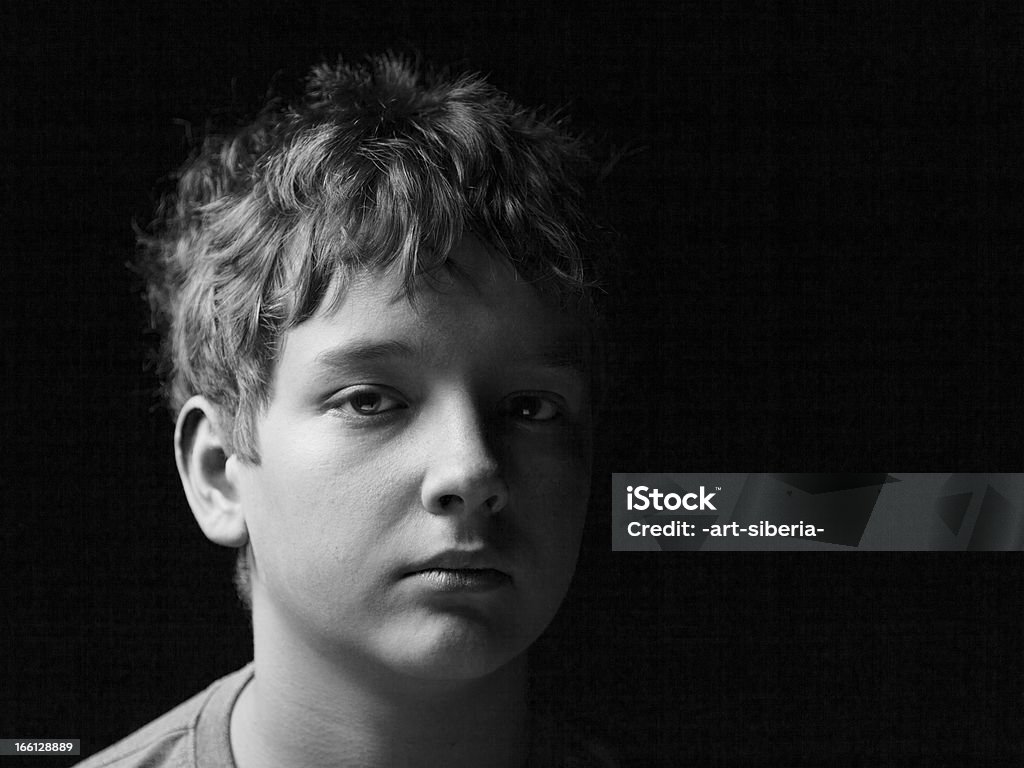 Portret smutny chłopiec na czarny - Zbiór zdjęć royalty-free (Dziecko)
