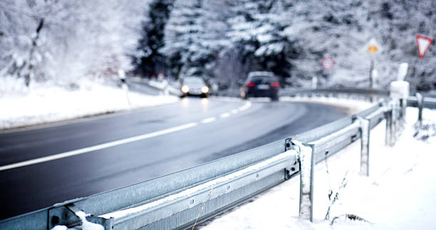 pokryte śniegiem barierką - car winter road reflector snow zdjęcia i obrazy z banku zdjęć