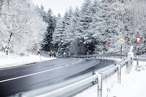 冬の森林 road - car winter road reflector snow ストックフォトと画像