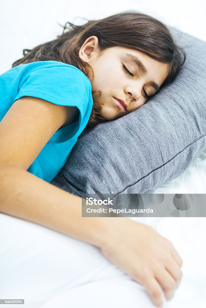 Ragazza che dorme sul letto - Foto stock royalty-free di 10-11 anni