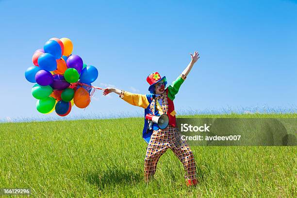 Payaso Sostiene Los Globos Foto de stock y más banco de imágenes de Payaso - Payaso, Globo - Decoración, Actor