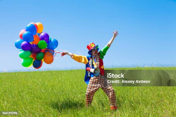 Photo libre de droit de Clown Tenant Des Ballons banque d'images et plus d'images libres de droit de Clown - Clown, Ballon de baudruche, Acteur