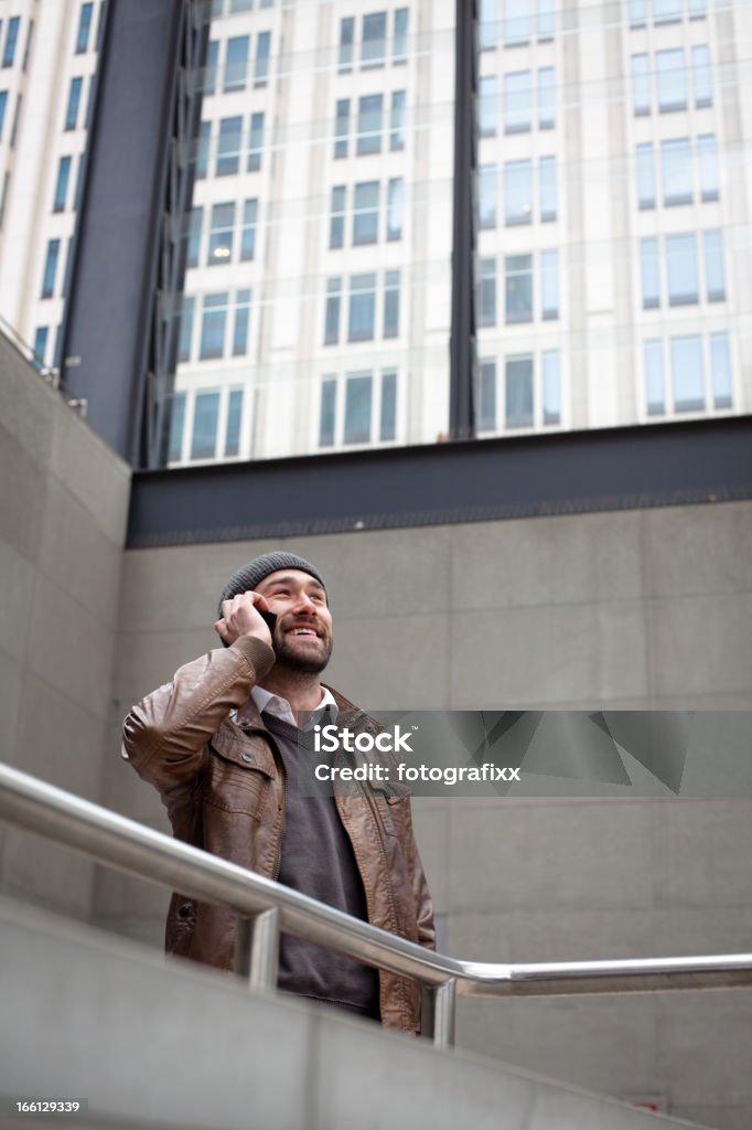 Vita di città: Ridere Uomo informale al telefono in Architettura moderna - Foto stock royalty-free di 25-29 anni