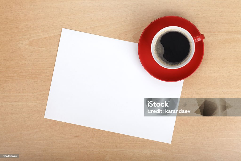 Leeres Papier und rote Kaffeetasse - Lizenzfrei Ansicht aus erhöhter Perspektive Stock-Foto