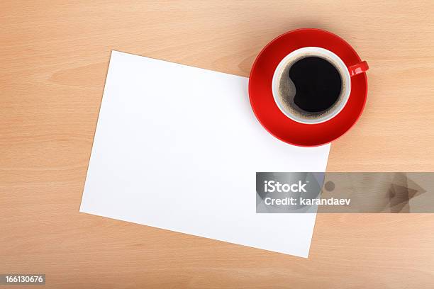 Leeres Papier Und Rote Kaffeetasse Stockfoto und mehr Bilder von Ansicht aus erhöhter Perspektive - Ansicht aus erhöhter Perspektive, Arbeiten, Braun