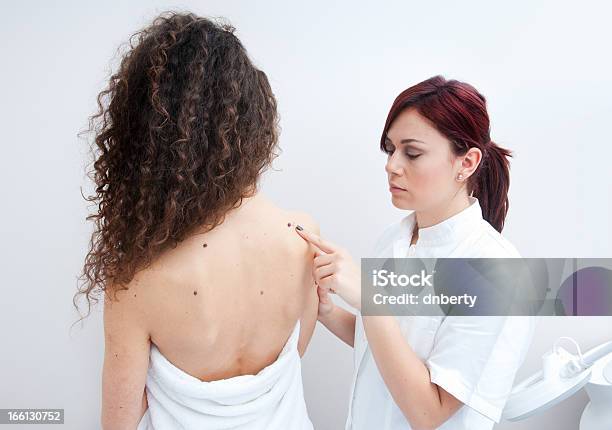 女性で皮膚科検査 - ほくろのストックフォトや画像を多数ご用意 - ほくろ, 人体, 女性