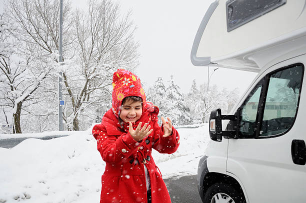śniegu dziecko - skiing winter snow mountain zdjęcia i obrazy z banku zdjęć