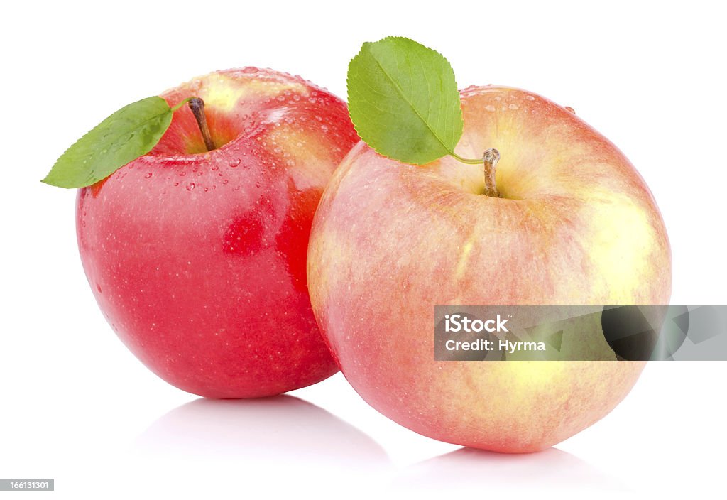 Zwei rote Äpfel mit Blättern und Wassertropfen Isoliert - Lizenzfrei Apfel Stock-Foto