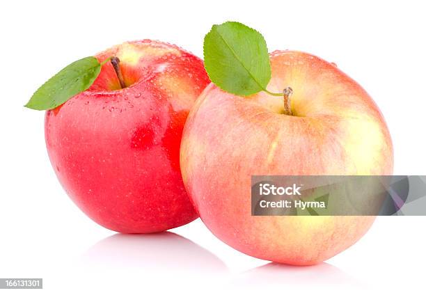 Zwei Rote Äpfel Mit Blättern Und Wassertropfen Isoliert Stockfoto und mehr Bilder von Apfel