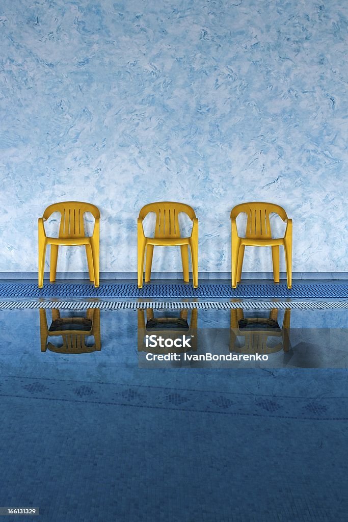 Trzy żółty krzesła przy basenie - Zbiór zdjęć royalty-free (Bez ludzi)