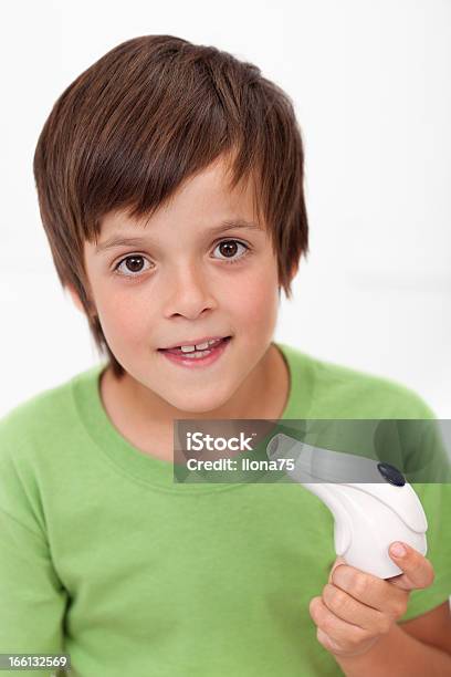 Junge Mit Inhaler Stockfoto und mehr Bilder von Asthmainhalator - Asthmainhalator, Asthmatisch, Ausrüstung und Geräte