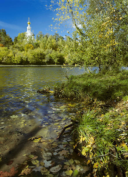 秋の風景、教会のホーリートリニティモスクワで - cupola gold russian orthodox autumn ストックフォトと画像
