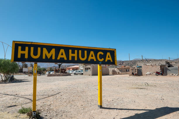 znak wskazujący wejście do turystycznego miasta humahuaca w prowincji jujuy w argentynie, 8 czerwca 2023 r. - salta province zdjęcia i obrazy z banku zdjęć