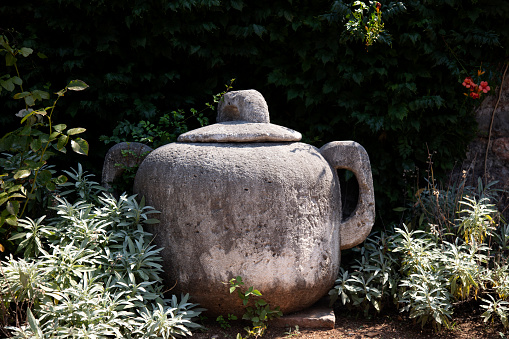 Traditional Spanish drinking vessel used to keep water or other liquids cool. Since clay is a porous material, it favors some evaporation due to its surface, a process by which the temperature of the liquid it contains is lowered.