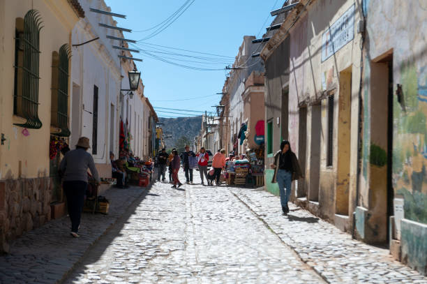 ulice turystycznego miasta humahuaca w prowincji jujuy w argentynie, 8 czerwca 2023 r. - salta province zdjęcia i obrazy z banku zdjęć