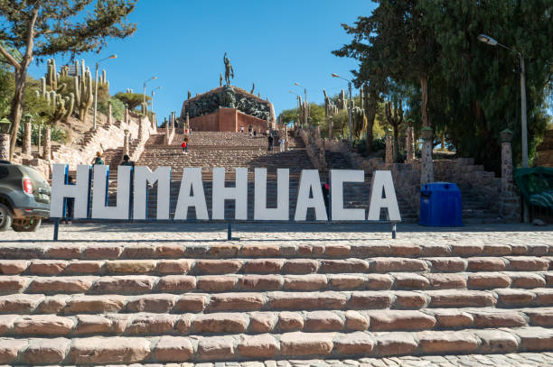 pomnik bohaterów niepodległości w turystycznym mieście humahuaca w prowincji jujuy w argentynie, 8 czerwca 2023 r. - salta province zdjęcia i obrazy z banku zdjęć