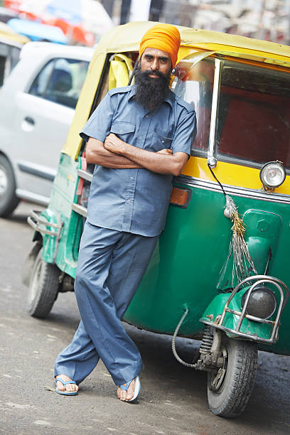 インドのオート三輪タクシードライバーにケチ男性 - autorick ストックフォトと画像