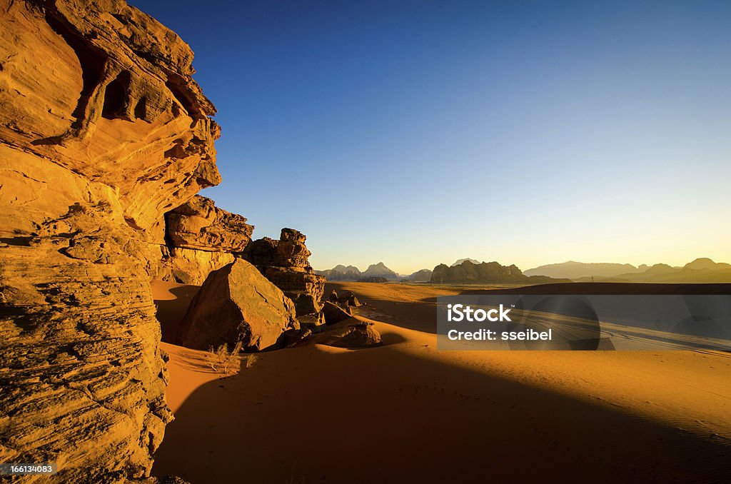 Zachód słońca w pustyni Wadi Rum, Jordania - Zbiór zdjęć royalty-free (Azja Zachodnia)