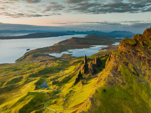 вид с дрона на ст�арика сторра, остров скай, шотландия - trotternish стоковые фото и изображения