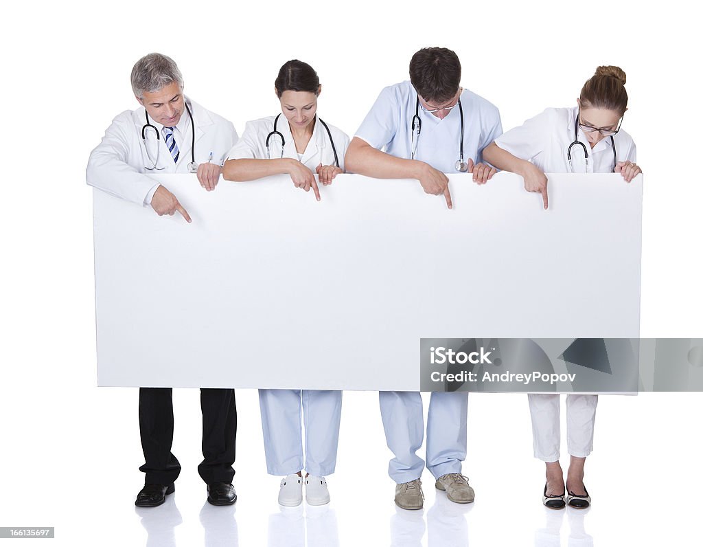 Personnel médical tenant une bannière blanc - Photo de Docteur libre de droits