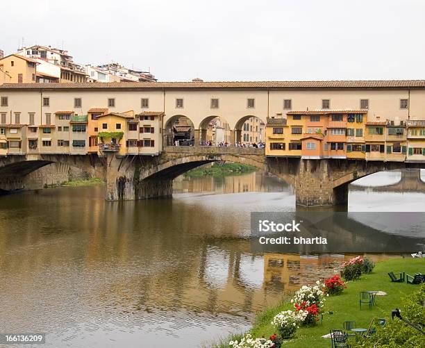 Puente Ponte Vecchio De Florencia Italia Foto de stock y más banco de imágenes de Agua - Agua, Aire libre, Amanecer